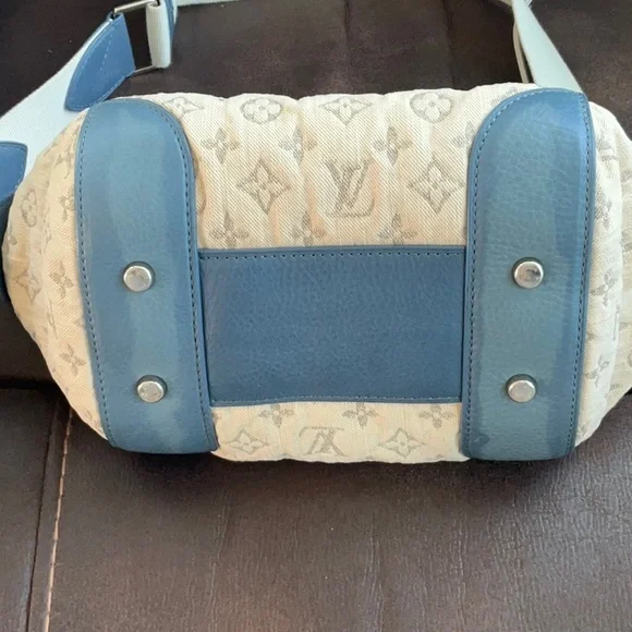 Louis Vuitton Cream and Blue Crossbody Bag with Signature Monogram - Picture 4 of 16